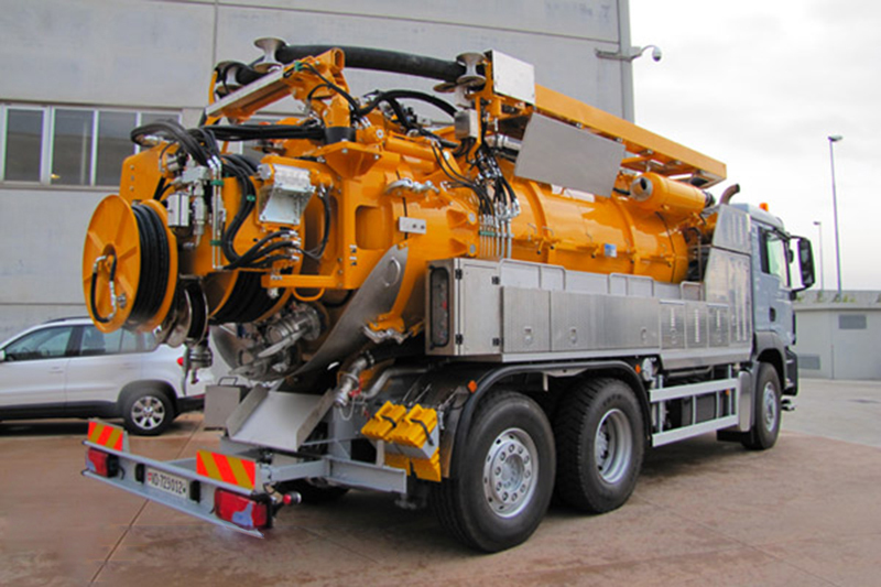 Combine suction jetting vehicle